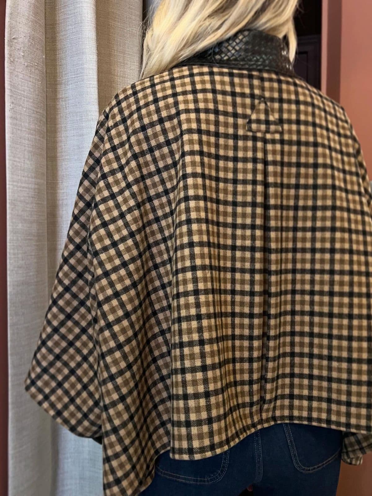 Cape à carreaux vue de dos, dans la boutique