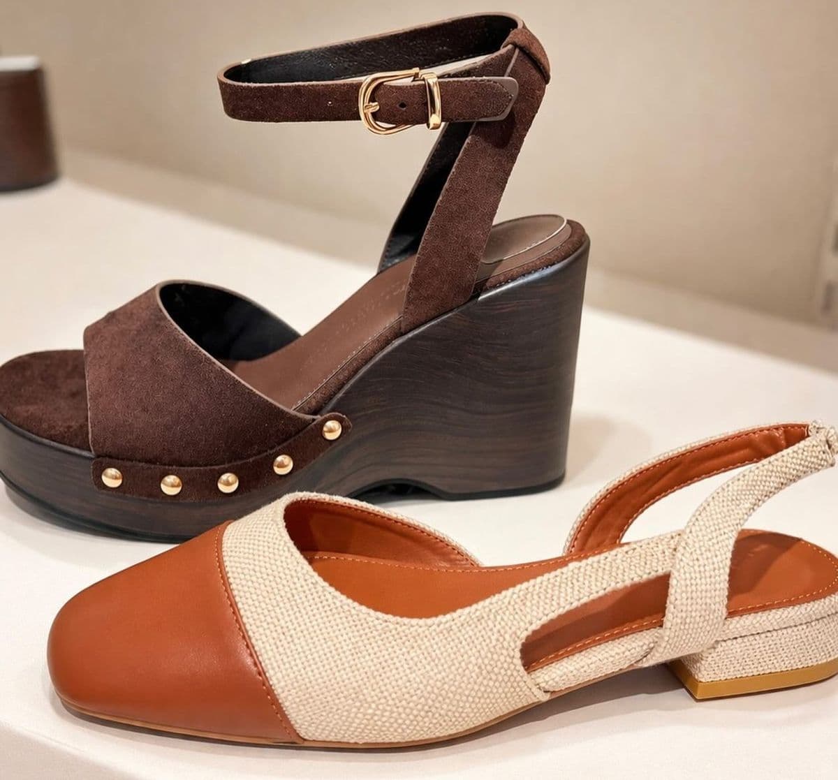 Sandale compensée en daim et babies bicolores en boutique