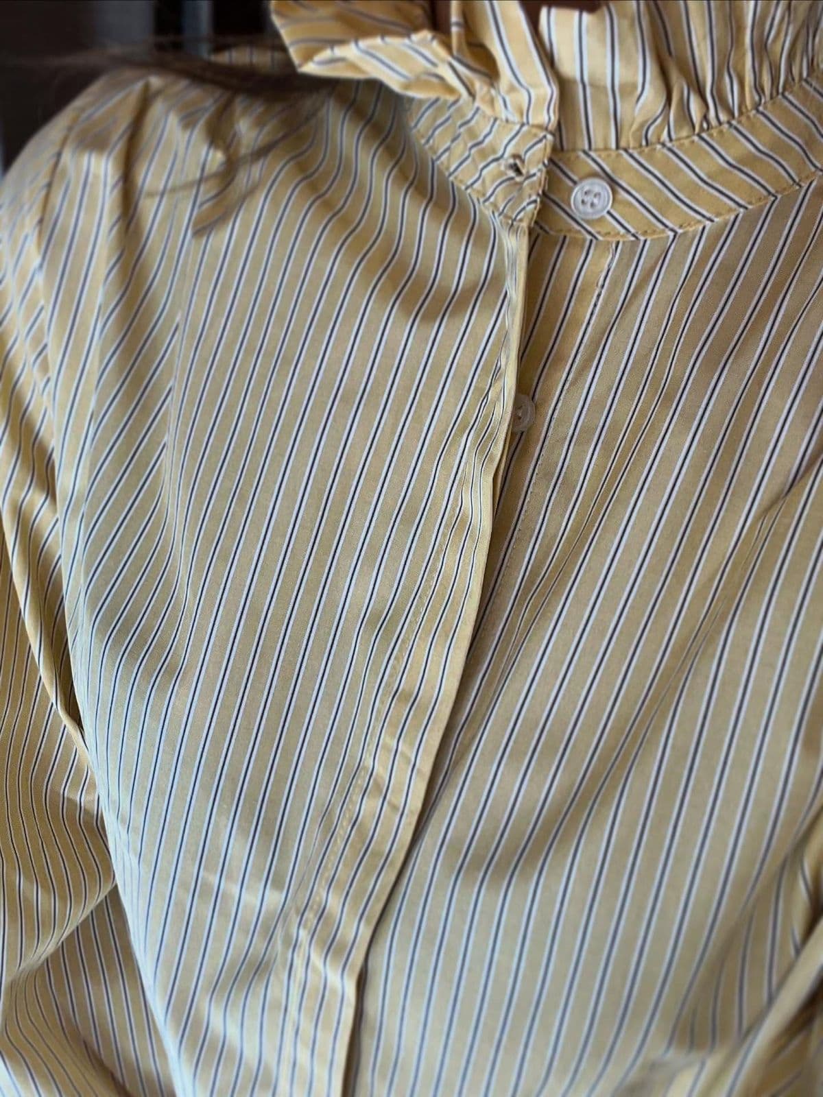 Détail d’une chemise à fines rayures