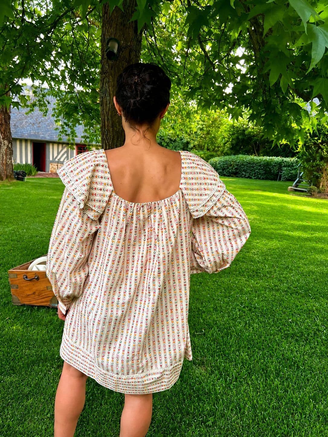 Robe imprimée au dos décolleté, portée dans un jardin