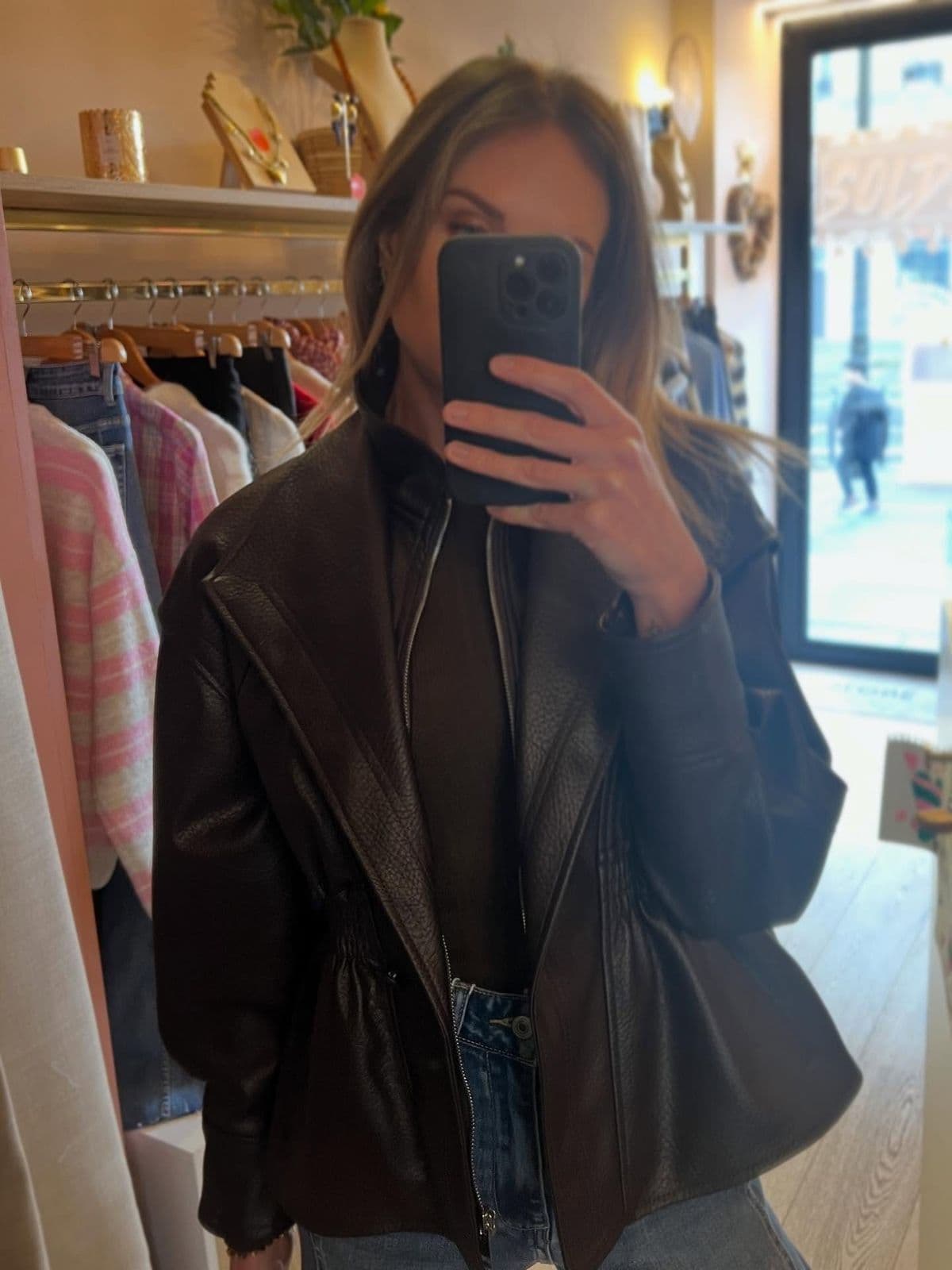 Veste en cuir cintrée, essayée en boutique